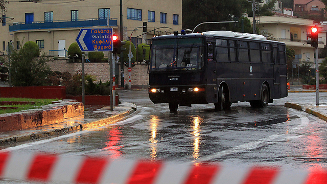 שגרירות ישראל ביוון. למקום הוזעקו שוטרי היחידה ללוחמה בטרור (צילום: EPA) (צילום: EPA)