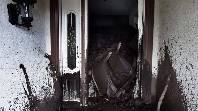 בית מכוסה בבוץ (צילום: AFP) (צילום: AFP)