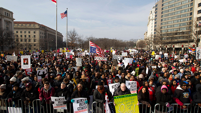 הפגנה בוושינגטון נגד הירי של שוטרים בשחורים (צילום: AP) (צילום: AP)