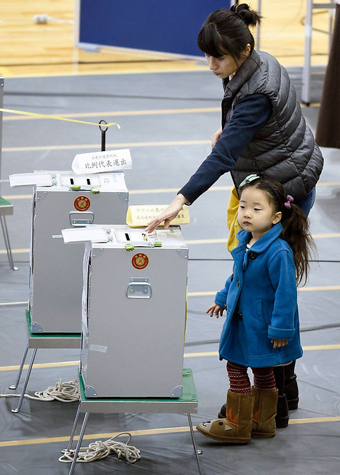חוסר אמון באופוזיציה. מצביעים בטוקיו (צילום: EPA) (צילום: EPA)