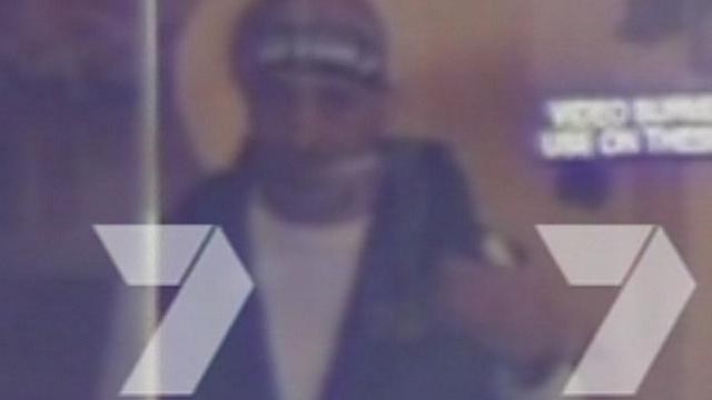 ערוץ 7 האוסטרלי צילם אדם בתוך בית הקפה שחשוד בתור החוטף ()