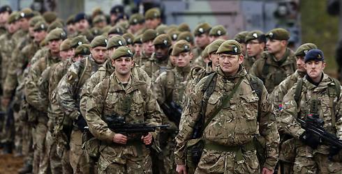 חיילי בריטניה. כבר לא יכולים לצעוק על נחקרים (צילום: AP) (צילום: AP)