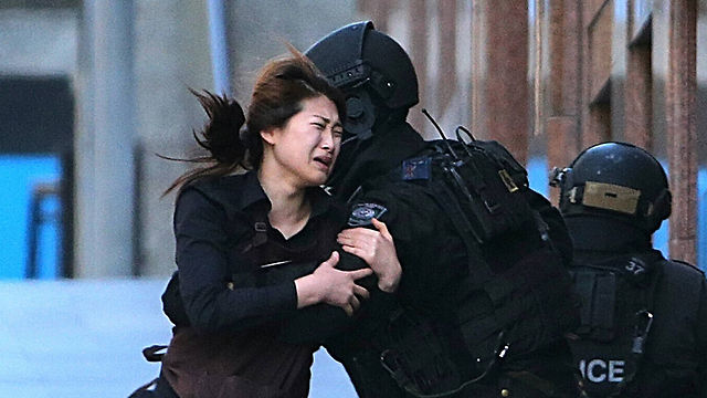 Hostage escapes Sydney cafe after terrorist takes over (Photo: AP)