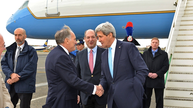 Secretary Kerry greeted by US Ambassador to Italy and San Marino John Phillips. (Photo: EPA) (Photo: EPA)