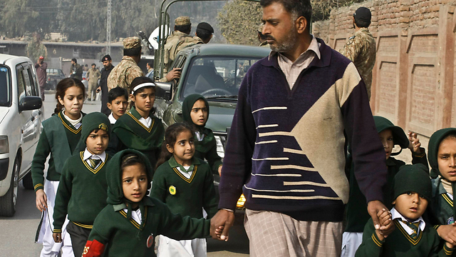 ילדים בורחים מבית הספר. מוקדם יותר בפשוואר (צילום: AP) (צילום: AP)