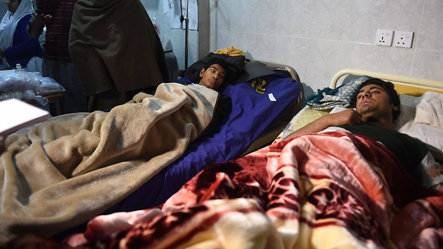 "כל החברים שהיו סביבי, היו פצועים או מתים". פצועים בבית החולים בפשוואר (צילום: AFP) (צילום: AFP)