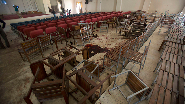 כתמי דם על רצפת כיתה בבית הספר הצבאי בפשוואר (צילום: AP) (צילום: AP)