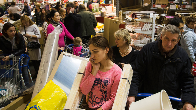 קונים שחששו מעליית מחירים הגיעו בהמוניהם לחנויות ברוסיה.  (צילום: AP) (צילום: AP)
