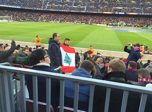 דגל לבנון מונף באצטדיון. הישראלים לא העזו (צילום: רן בוקר)