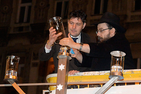 Lighting candles of giant menorah in Budapest (Photo: AP) (Photo: AP)