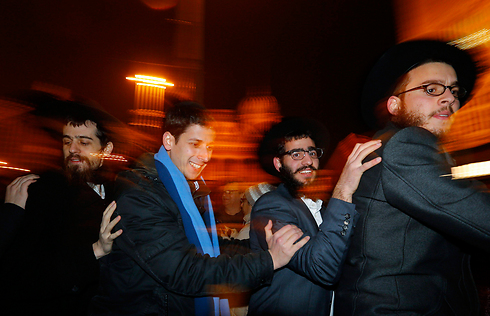 Celebrating Hanukkah on streets of Budapest (Photo: Reuters) (Photo: Reuters)