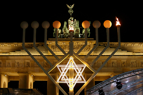 Menorah lit at Brandenburg Gate, Berlin (Photo: Reuters) (Photo: Reuters)