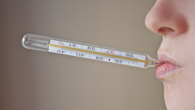חום גבוה עלול להצביע על הימצאות שפעת. אבחון יעיל (צילום: shutterstock) (צילום: shutterstock)