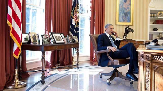 אובמה משוחח בטלפון עם קבלן המשנה היהודי-אמריקני לאחר שחרורו (צילום: רויטרס) (צילום: רויטרס)