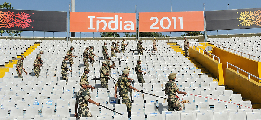 גלאי מתכות ביציעים לפני המפגש ביניהם ב-2011 (צילום: AFP)