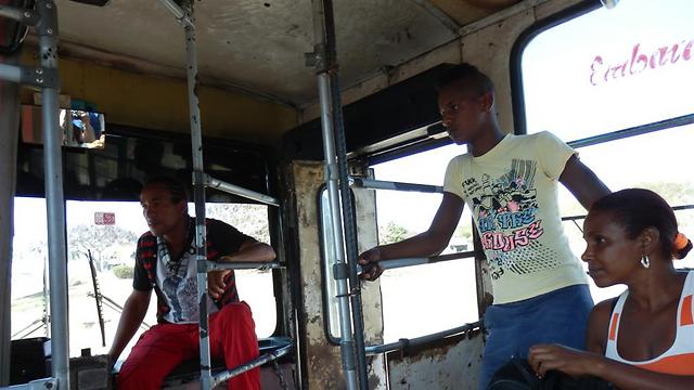 אוטובוס קובני חלוד המשמש כתחבורה ציבורית בגן העדן הסוציאליסטי של קובה (צילום: יוסף (ג'קסי) ג'קסון) (צילום: יוסף (ג'קסי) ג'קסון)