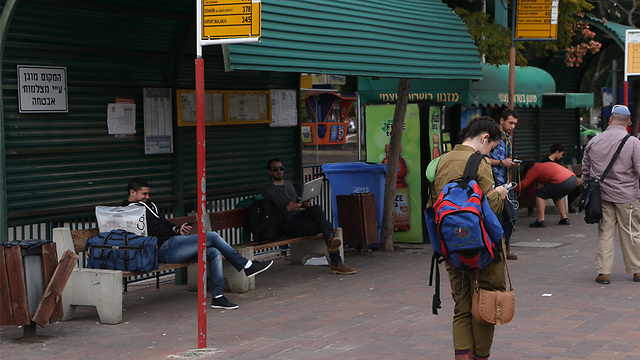 "לא ידעו כלום על השביתה". ממתינים לאוטובוס (צילום: מוטי קמחי) (צילום: מוטי קמחי)
