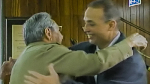 נולד במיאמי וגדל בקובה. אנטוניו גררו גם זוכה לחיבוק מהנשיא הקובני (צילום: AFP,  CUBAN TV) (צילום: AFP,  CUBAN TV)