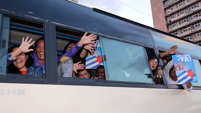 חגיגות בהוואנה. בכרזה: הקובנים ששוחררו מארה"ב (צילום: AP) (צילום: AP)