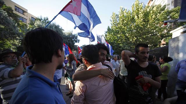 חגיגות מול שגרירות קובה בצ'ילה (צילום: AP) (צילום: AP)