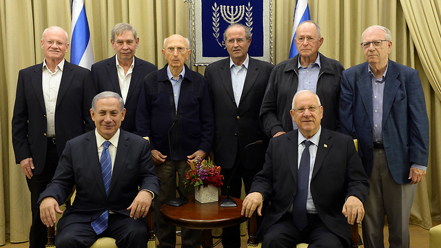 Standing, right to left, generations of Mossad chiefs: Efraim Halevi, Nahum Admoni, Shabtai Shavit, Zvi Zamir, Tamir Pardo and Danny Yatom (Photo: President's Spokesperson) (Photo: President's Spokesperson)