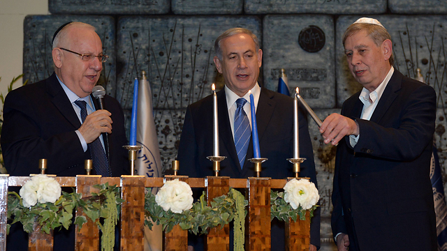 Pardo lights menorah with Netanyahu and Rivlin (Photo: President's Spokesperson) (Photo: President's Spokesperson)