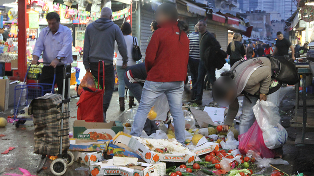 Poverty-stricken Israelis sift through discarded vegetables at Carmel market in Tel Aviv. (Photo: Ido Erez) (Photo: Ido Erez)