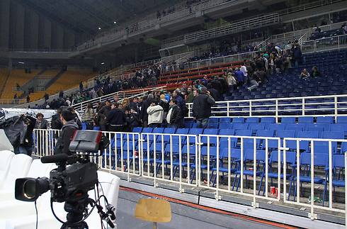 הקהל מפנה את האולם באתונה אחרי ההתרעה על פצצה (צילום: EPA) (צילום: EPA)