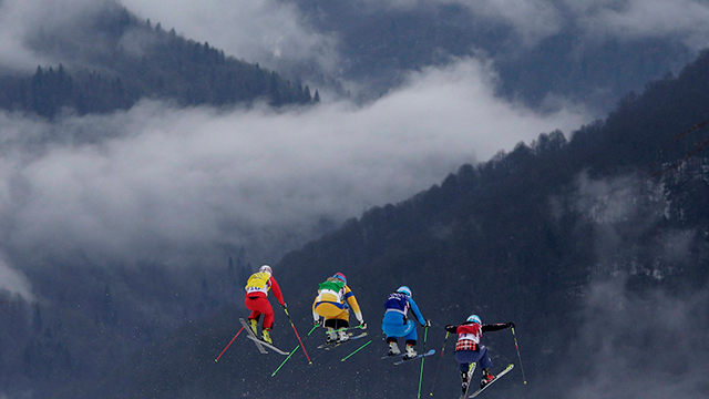 גולשי סקי בתחרות באולימפיאדת החורף בסוצ'י. צילום: מתיאס שרדר (צילום: AP) (צילום: AP)
