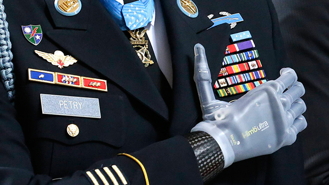החייל האמריקני רוי פטרי, שב-2008 איבד יד כשהרחיק רימון מחברו לנשק, מקבל עיטור כבוד (צילום: AP) (צילום: AP)