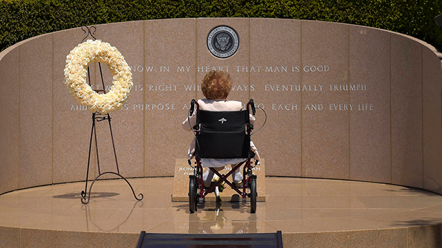 הגברת הראשונה לשעבר של ארה"ב, ננסי רייגן, באנדרטה לזכר בעלה הנשיא רונלד רייגן. צילום: מארק ג' טריל (צילום: AP) (צילום: AP)