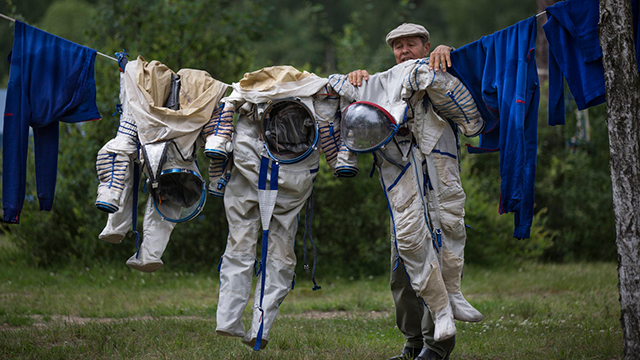 תולים חליפות של קוסמונאוטים אחרי אימון ברוסיה. צילום: אלכסנדר זמליאניצ'נקו (צילום: AP) (צילום: AP)