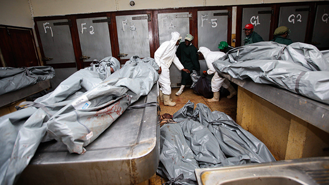 גופות של הרוגי פיגוע בחדר מתים בקניה. צילום: דניאל אירונגו (צילום: EPA) (צילום: EPA)