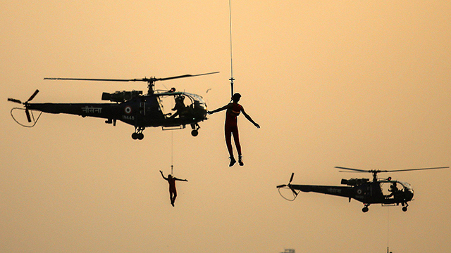 צוותי הצלה במפגן של חיל האוויר ההודי. צילום: דיביאקנט סלואנקי (צילום: EPA) (צילום: EPA)