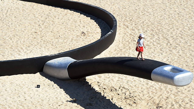 פסל מחבת ענקי של האמן אנדרו הנקין בחוף באוסטרליה. צילום: דין לווינס (צילום: EPA) (צילום: EPA)
