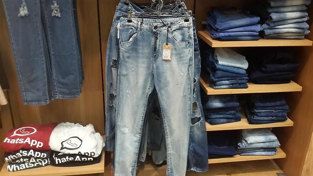 ג'ינס ב-40 שקל. ביג שופ ()