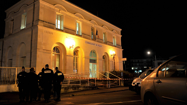 תחנת המשטרה בז'ו לה טור שבה אירעה הדקירה (צילום: AFP) (צילום: AFP)