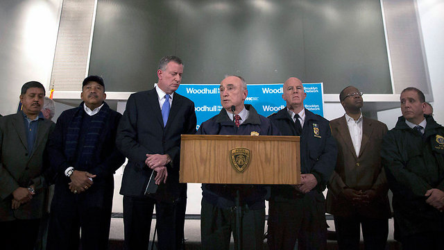 מפכ"ל משטרת ניו יורק (במרכז) וויליאם ברטון וראש העיר ביל דה בלזיו  (צילום: EPA) (צילום: EPA)