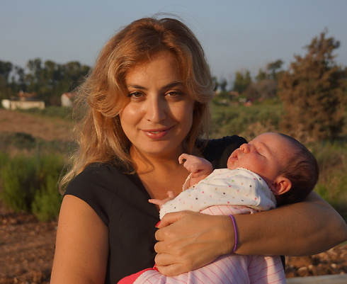 דלילה חטואל עם בתה הקטנה (צילום: באדיבות הוועד האולימפי בישראל) (צילום: באדיבות הוועד האולימפי בישראל)
