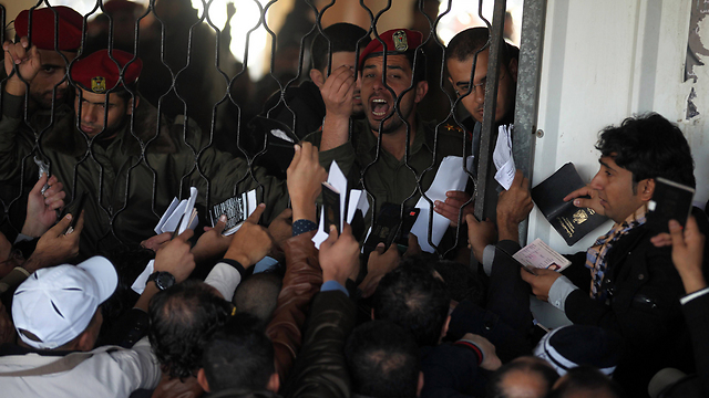 Palestinians overwhelm border station (Photo: AFP)