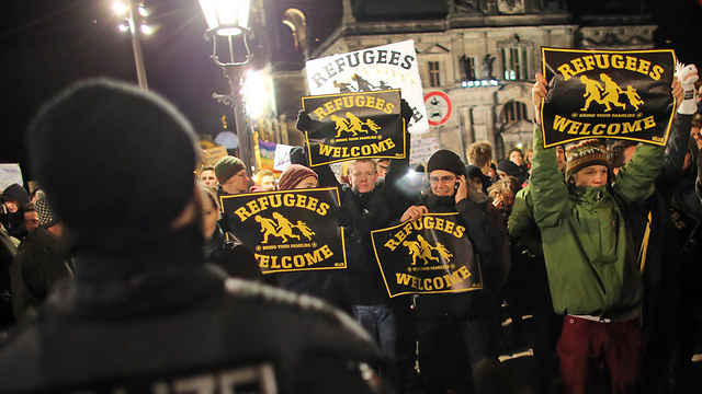 הפגנת-נגד השבוע בדרזדן: "פליטים - ברוכים הבאים" (צילום: EPA) (צילום: EPA)