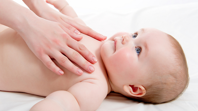 לטפל בעור התינוק בתכשירי ששומרים על הלחות (צילום: shutterstock) (צילום: shutterstock)