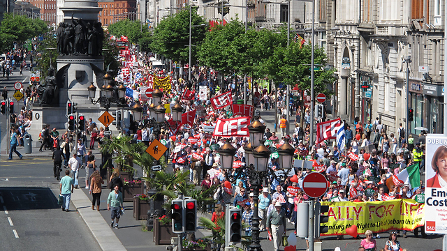 הפגנה נגד הפלות באירלנד (צילום: AP) (צילום: AP)