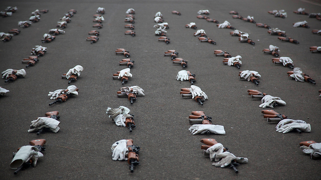 כפפות ורובים של חיילים בחיל האוויר ההודי מונחים על הרצפה במהלך החזרות למצעד יום הרפובליקה בניו דלהי (צילום: AP) (צילום: AP)