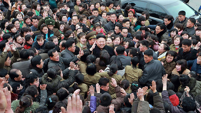 הרודן הצפון קוריאני קים ג'ונג און זוכה לאהבה רבה מבני עמו במפעל טקסטיל בעיר הבירה פיונגיאנג (צילום: AFP / KCNA VIA KNS) (צילום: AFP / KCNA VIA KNS)