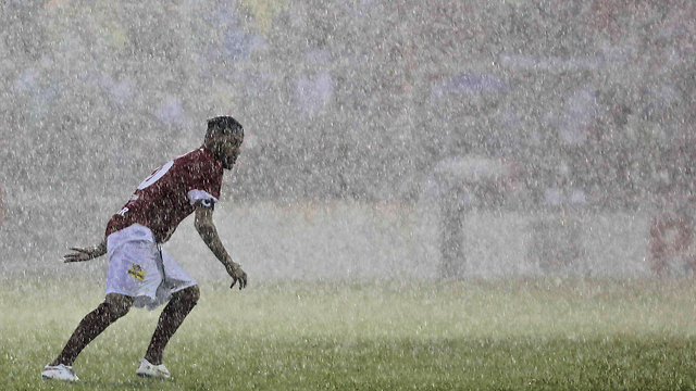 כוכב ברצלונה ונבחרת ברזיל ניימאר נוטל חלק במשחק צדקה בסאו פאולו, תחת גשם שוטף, למען רעבים ונזקקים (צילום: AFP) (צילום: AFP)
