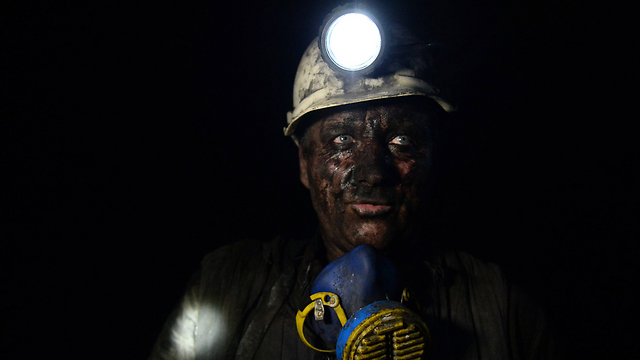 כורה במכרה פחם  בעיר קלינובסקייה-ווסטוצ'נאיה בעיר האוקראינית מקייבקה במחוז דונייצק. העבודה במכרה הממשלתי נמשכה גם לאחר שהעיר נכבשה על ידי כוחות בדלניים פרו-רוסיים (צילום: AFP) (צילום: AFP)