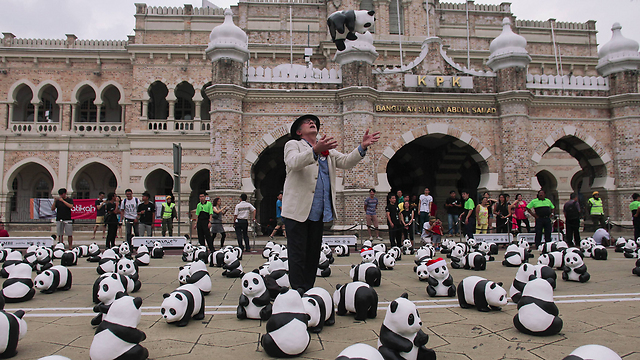 1,600 דובי פנדה מנייר שהוצבו בקואלה לומפור, בירת מלזיה, הם חלק ממיצג אמנותי של האמן הצרפתי פאולו גראנג'ון שנרתם להגנת בעלי החיים שנמצאים בסכנת הכחדה (צילום: gettyimages) (צילום: gettyimages)