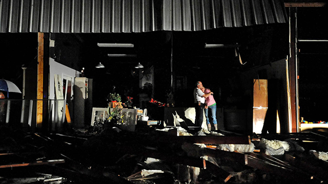 ג'ף ומליסה נקינזי בחנותם שנהרסה. קולמביה, מיסיסיפי (צילום: AP) (צילום: AP)
