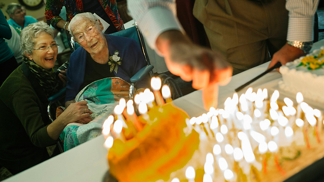 אנה סטוהר (במרכז) חוגגת את יום הולדתה ה-114 (צילום: AP) (צילום: AP)